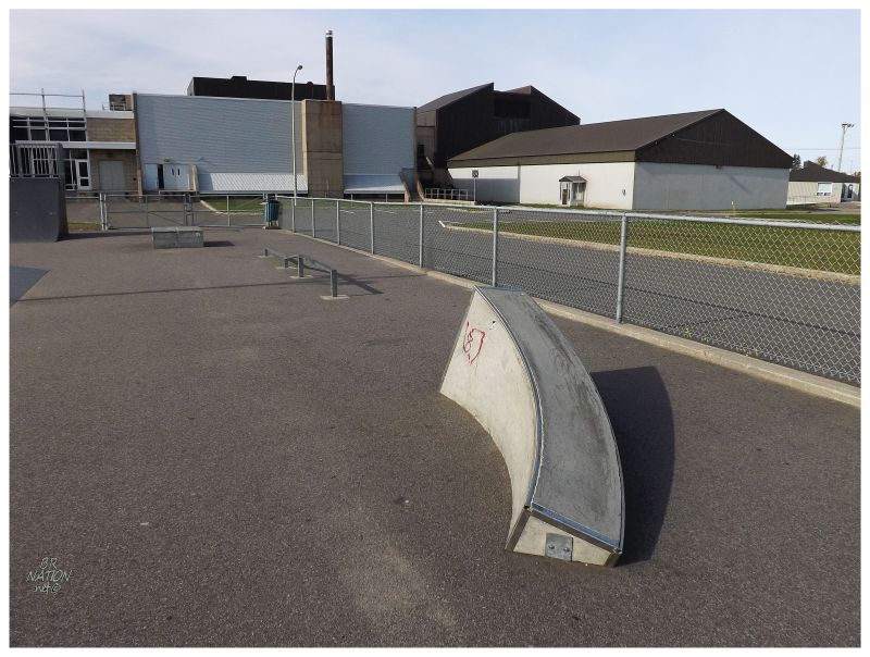 strange ledge at sept-iles skatepark
